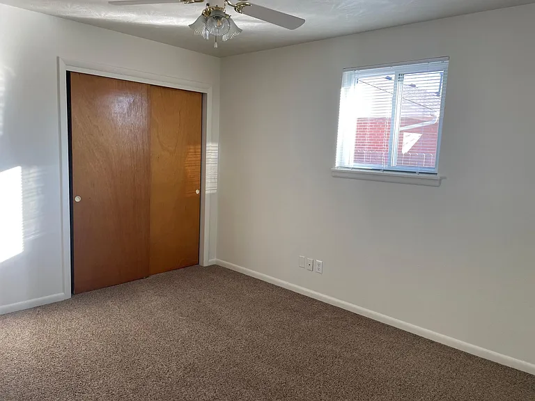 Second bedroom w/carpet