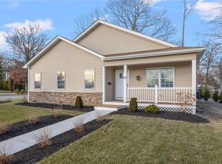 25 Summit Dr, Cranston, RI 02920