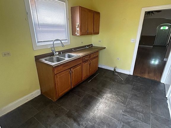 4th image of 14213 S Dearborn St