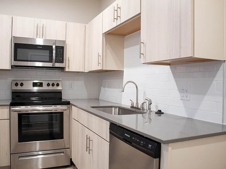 1009 W Stoughton St — Photo 6