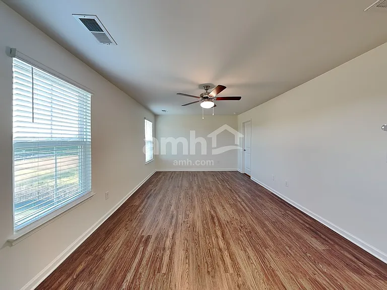 548 Larragan Dr — Photo 13