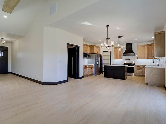 5th image of 609 N Acacia Avenue