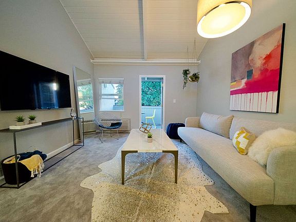 4th image of 549 S Park Victoria Dr #407