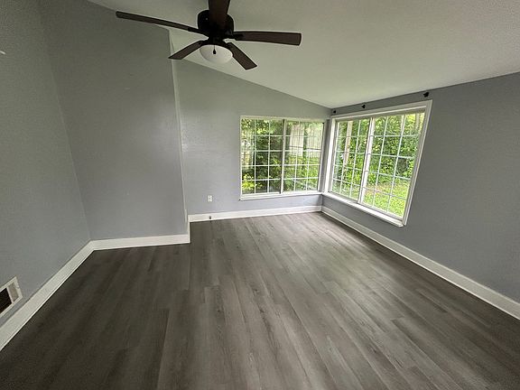 3rd image of 2262 E Division St