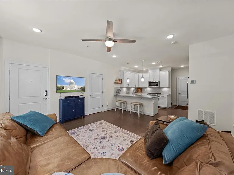 813 Rockwell Ave — Photo 5