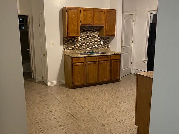 5th image of 111 Burnett St #2