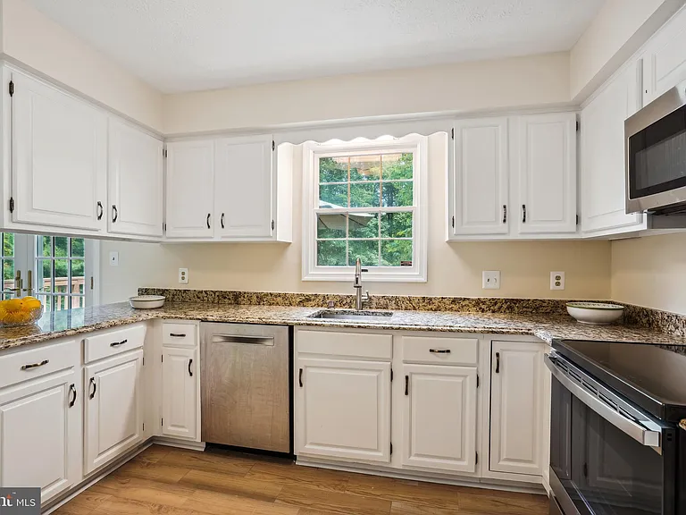 9708 Locust Hill Dr — Photo 17