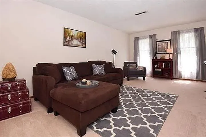 17 Cromwell Dr — Photo 3