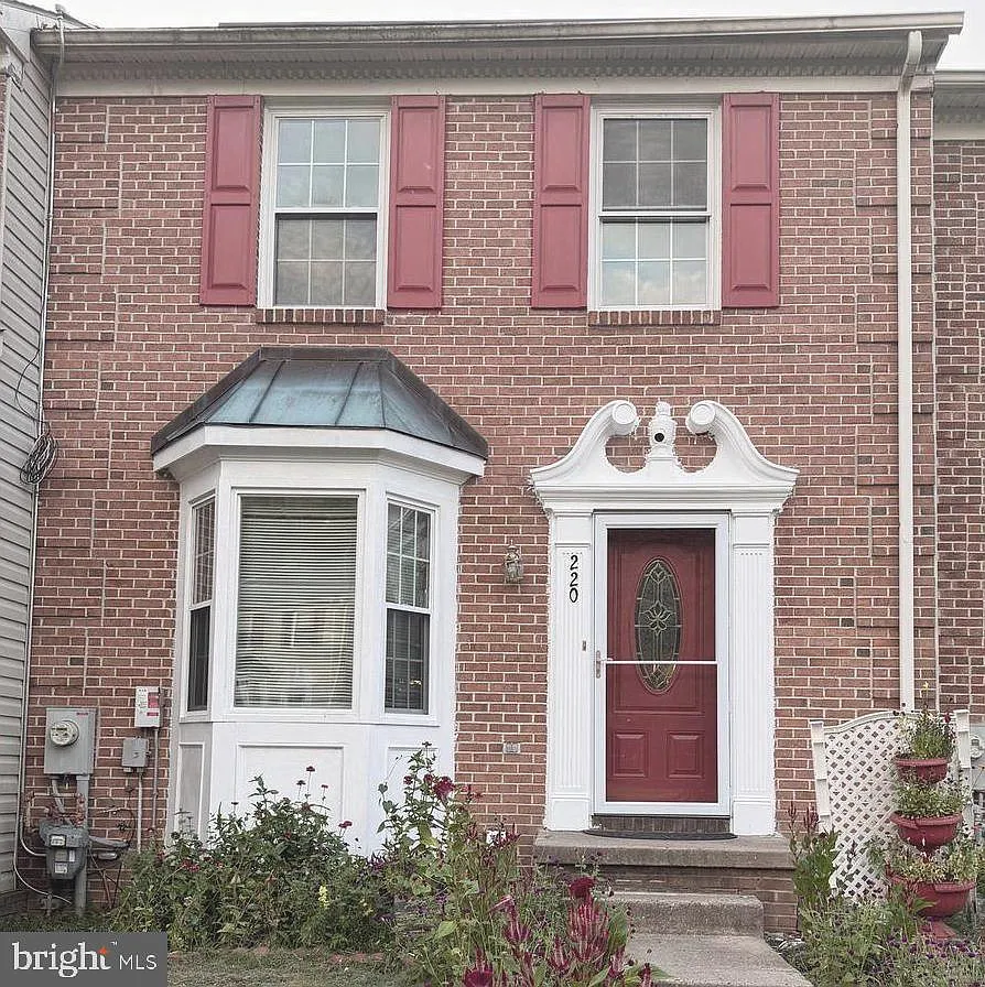 4 bed, 1590 sqft, $2,500 — Photo 1