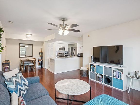 4th image of 3032 PARKWAY BOULEVARD #305