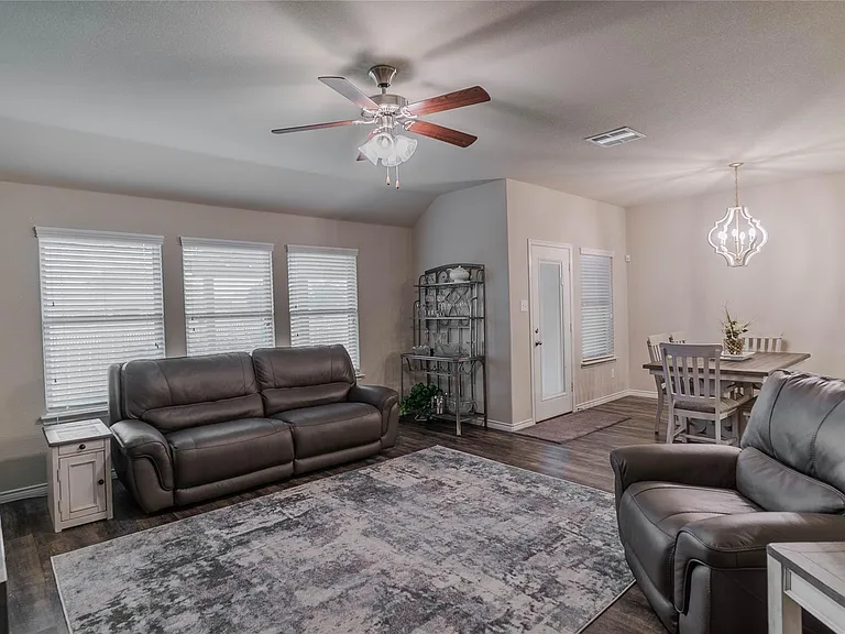 562 Jamestown Ln — Photo 16