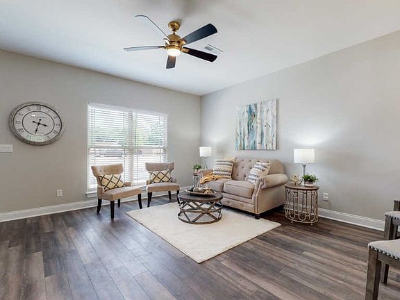 4th image of 555 Gresham Ln