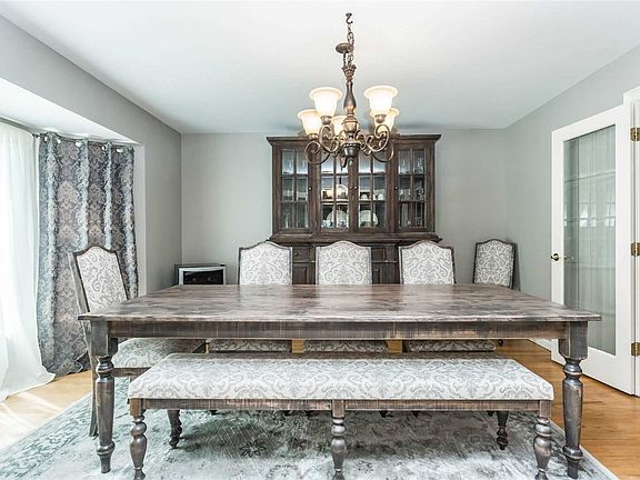 4th image of 12 Joan Ct