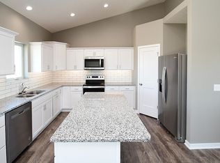 5915 SW 8th St, Lincoln, NE 68523