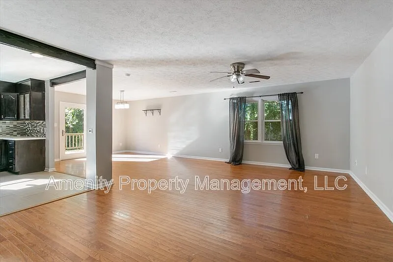 3 bed, 2.5 bath, 1399 sqft, $2,100 — Photo 4