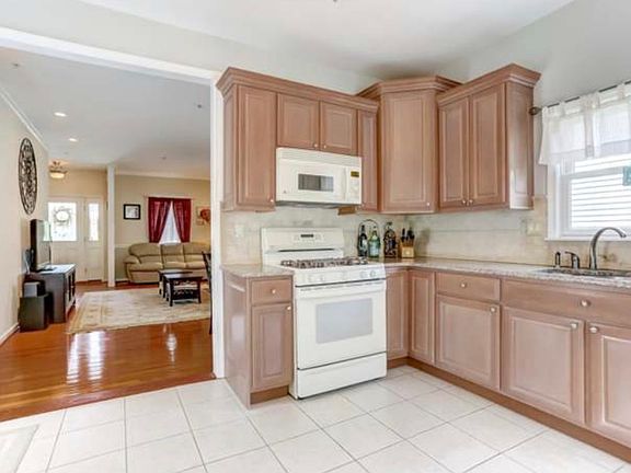 4th image of 15 Broomall Ave