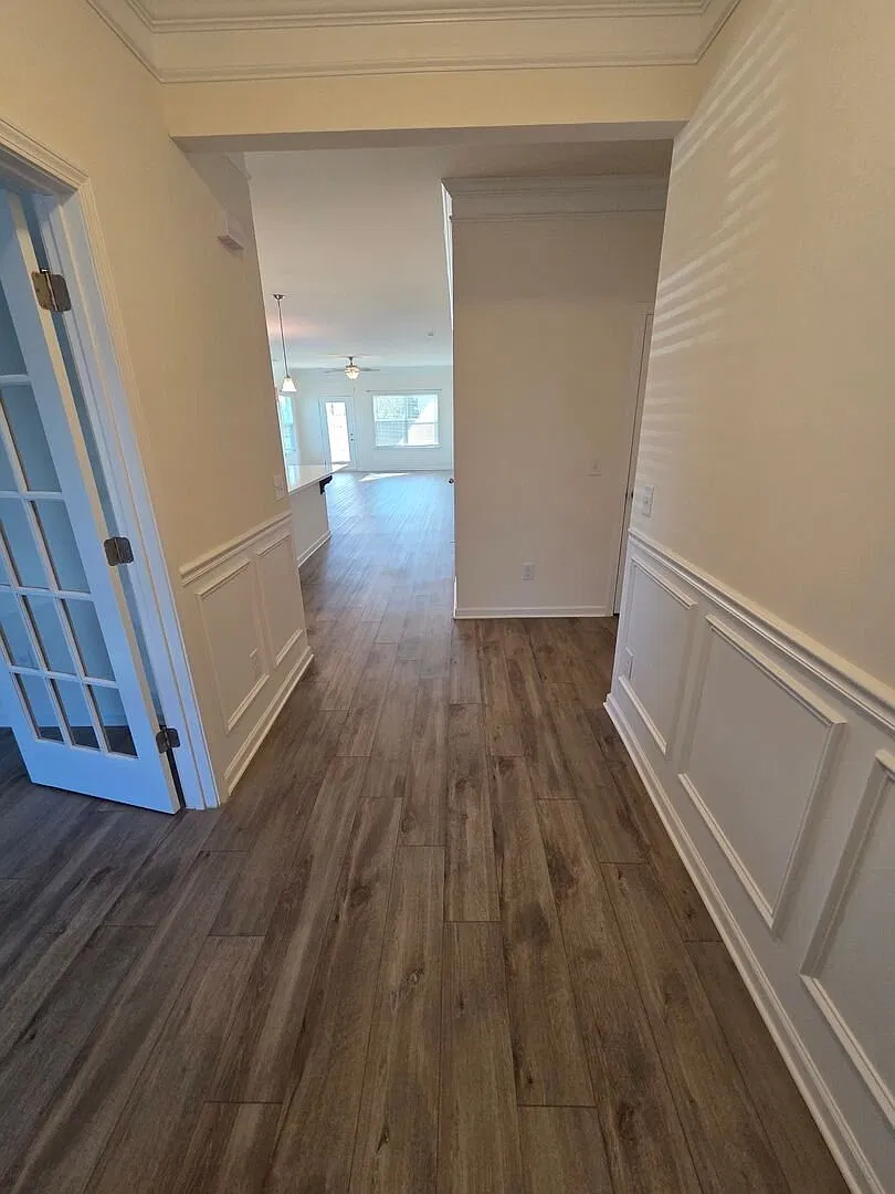 Beautiful 3-Bedroom Home with Fenced Yard & 2-car garage — Photo 3