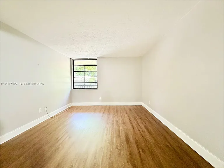 450 Commodore Dr #214 — Photo 5