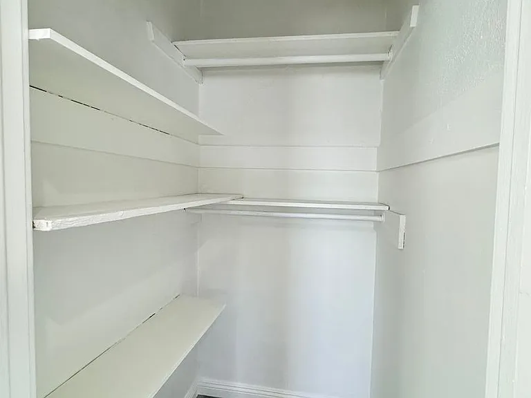 244 S Alexandria Ave — Photo 20