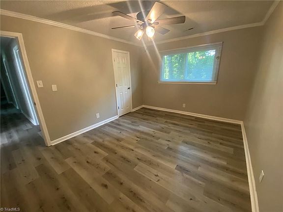 5th image of 3932 Eastland Ave