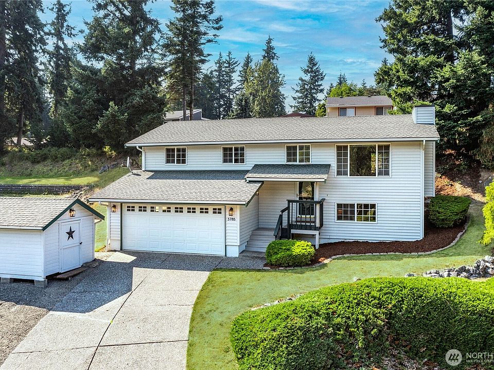 Welcome home! Silver Beach neighborhood home on sunny lot, remodeled and move in ready.>