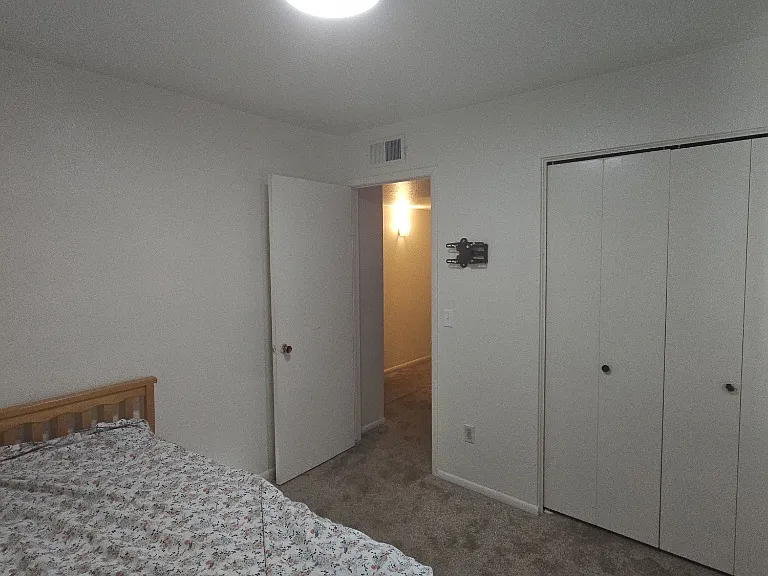 Right bedroom to hallway