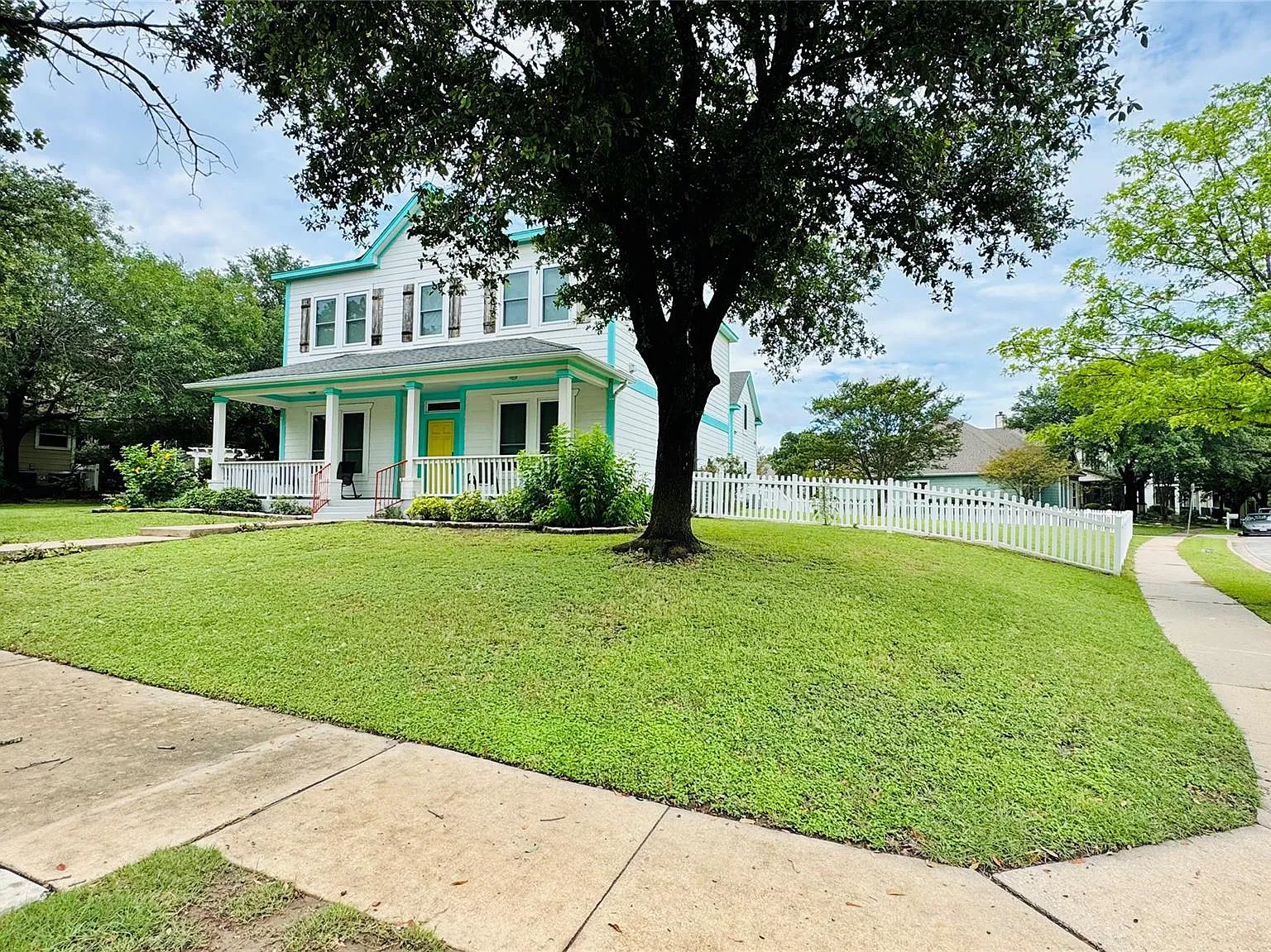 4 bed, 2.5 bath, 2298 sqft, $2,595 — Photo 2