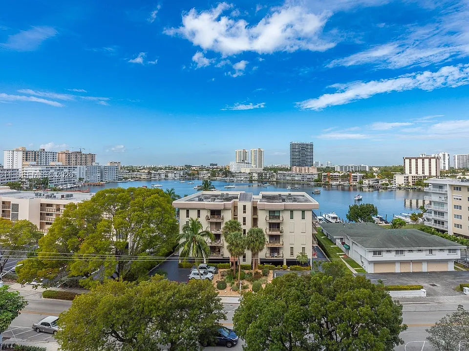 137 Golden Isles Dr #809