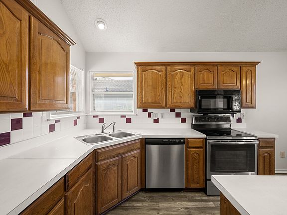 4th image of 1417 Warwick Dr