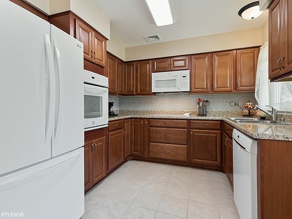 4th image of 7403 Dunwood Ct #127