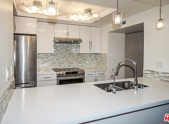 2nd image of 600 W 9th St APT 1116