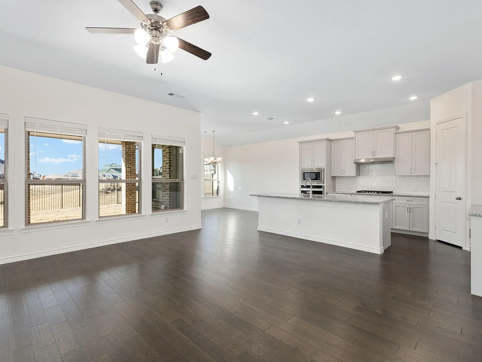 3 bed, 2.5 bath, 2612 sqft, $3,600 — Photo 3