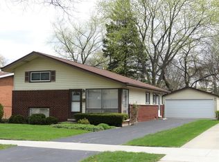 709 N Fairview Ave, Mount Prospect, IL 60056