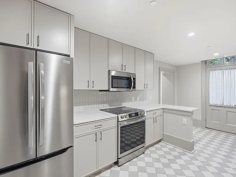124 E McDonough St — Photo 52