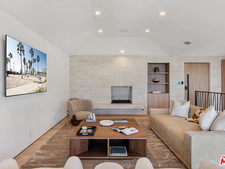 8800 Hollywood Blvd — Photo 28
