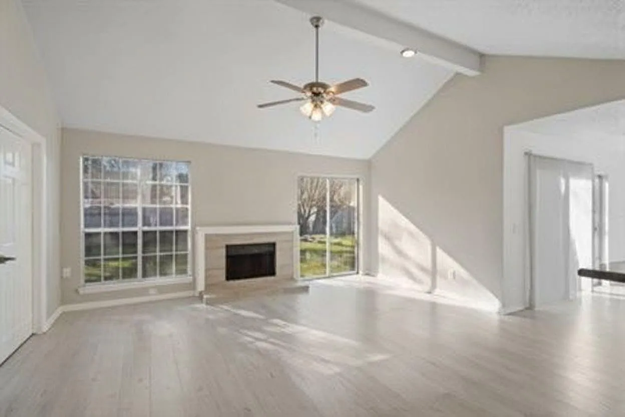 3 bed, 2.0 bath, 1383 sqft, $1,945 — Photo 4