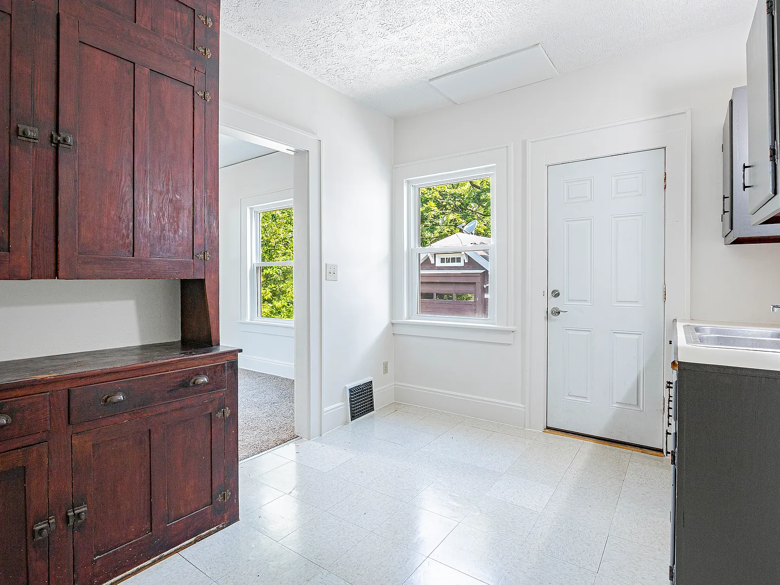 3 bed, 1056 sqft, $1,450 — Photo 3