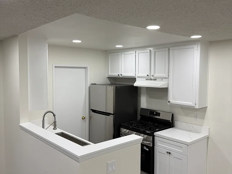 537 W Broadway #101 — Photo 7