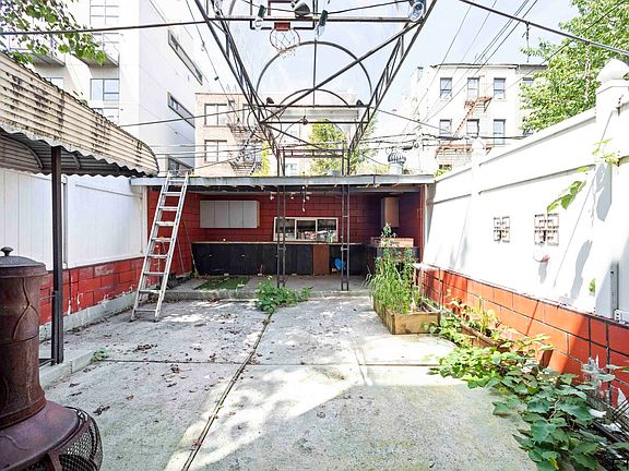 4th image of 173 Hart St #1L