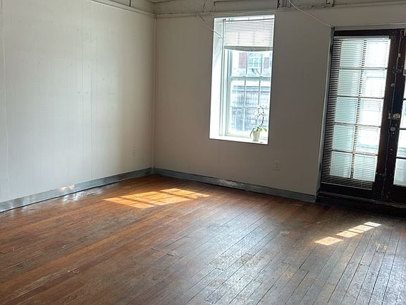 5th image of 736 1/2 Massachusetts St #550
