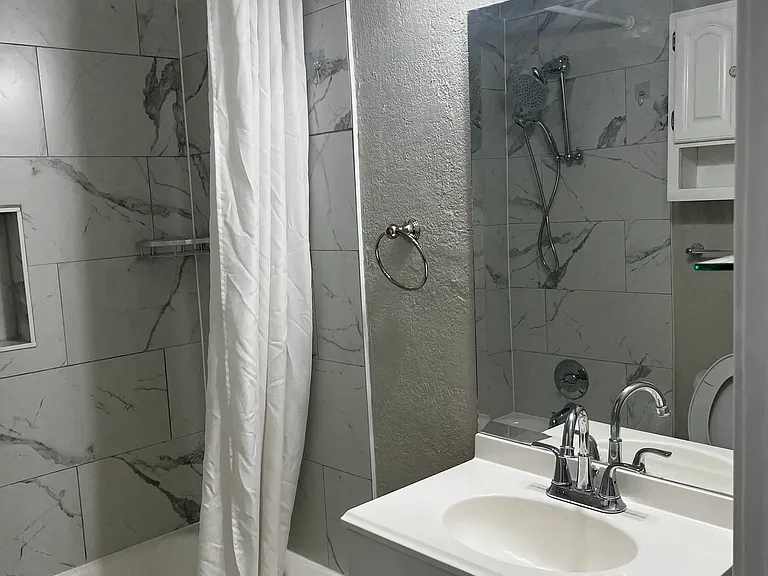 326 E Young Pl — Photo 13