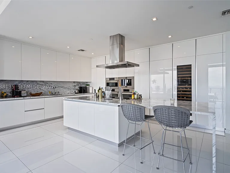88 SW 7th St #Penthouse 4203 — Photo 9