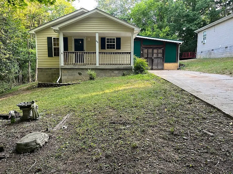 890 Locust Dr — Photo 1