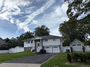 6 Warbler Ln, Commack, NY 11725