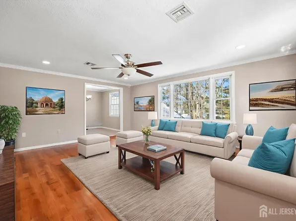 137 N Plymouth Ln, Monroe Township, NJ 08831