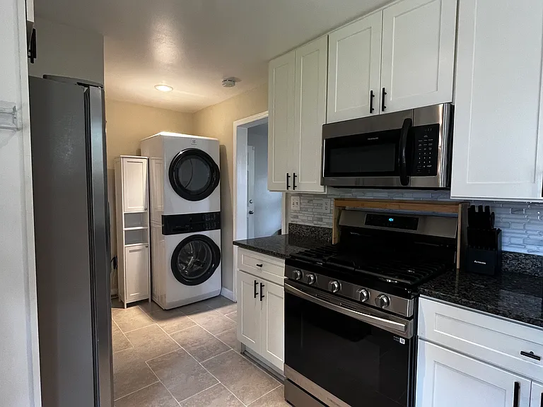 120 N Huron Dr — Photo 16