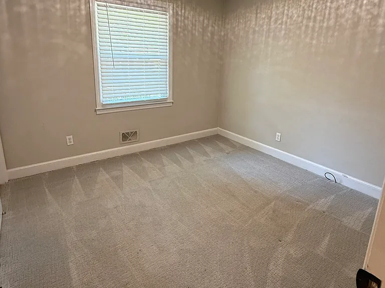 2526 Huntington Rd — Photo 4