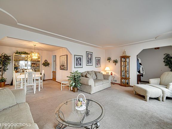 2nd image of 5610 W 88th Pl