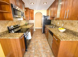 825 E Henry Clay St APT 201, Whitefish Bay, WI 53217