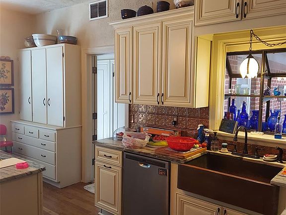 3rd image of 2121 W 15th St